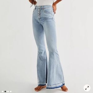 Irreplaceable Flare Jeans -light wash